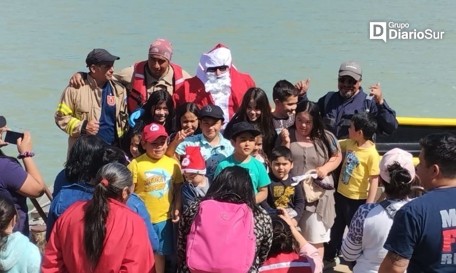 Viejito Pascuero visitó Tortel con ayuda de Bomberos 