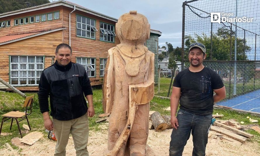 Guaitecas: ponen en secado escultura en madera de buzo