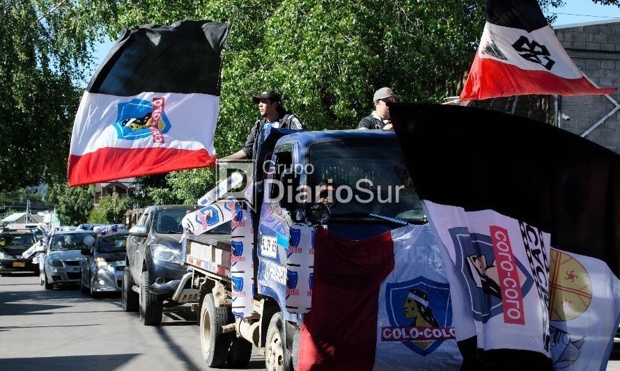 Hinchas de Colo Colo Patagonia celebran Navidad con caravana