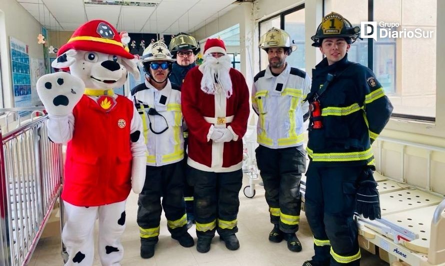 Bomberos lleva la Navidad al Hospital de Coyhaique