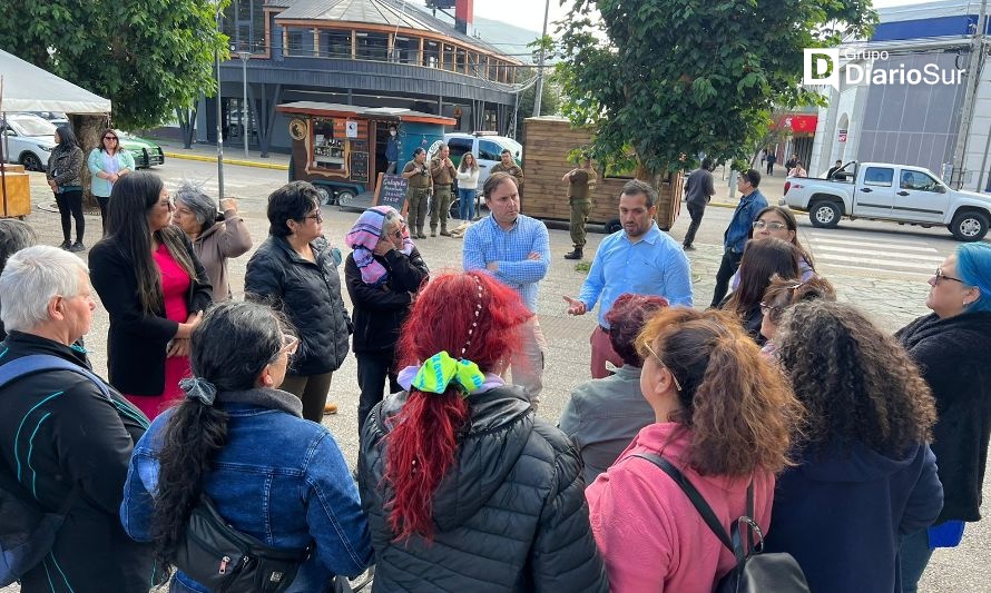 Alcalde Gatica se reunió con artesanos vandalizados en la plaza de Coyhaique