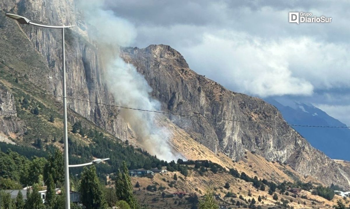 Bomberos acuden a emergencia por fuego de pastizales