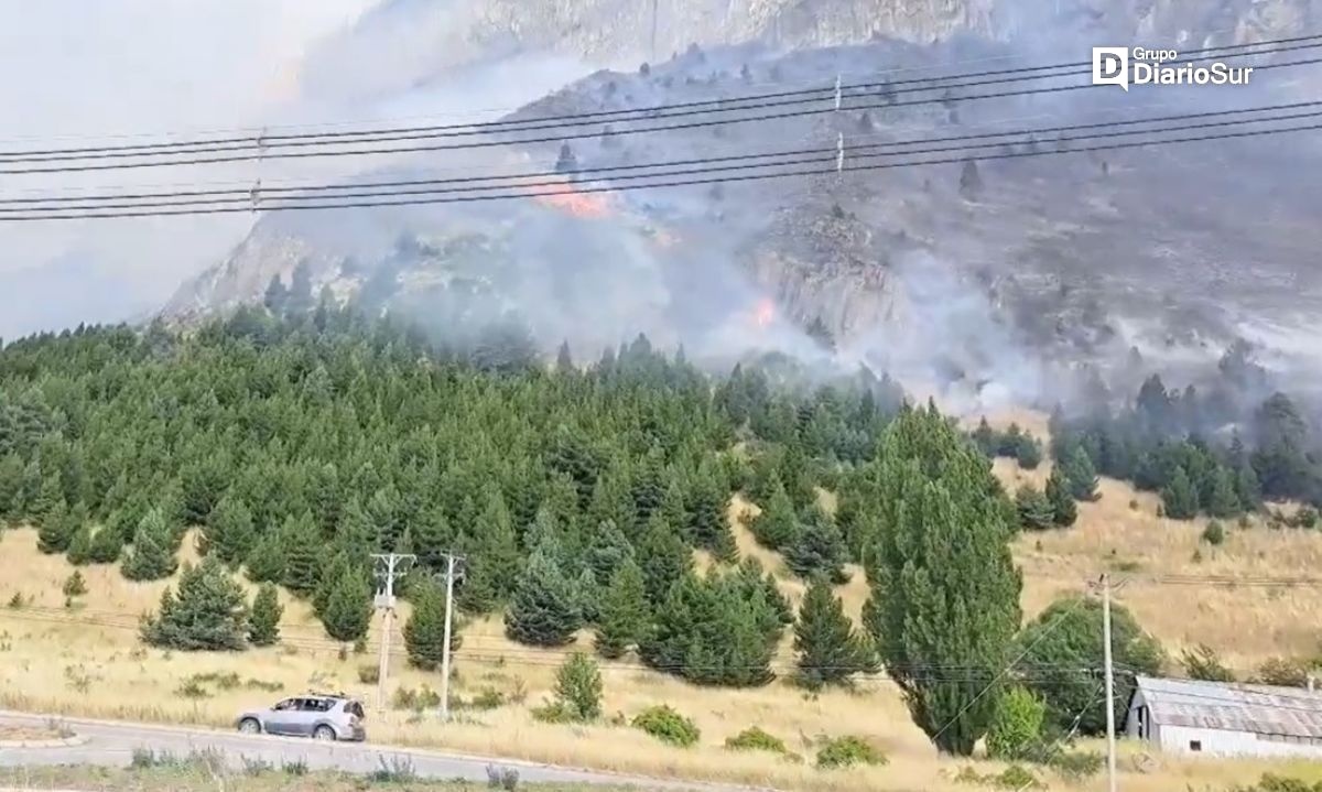 Incendio de pastizales se propaga y complica a bomberos