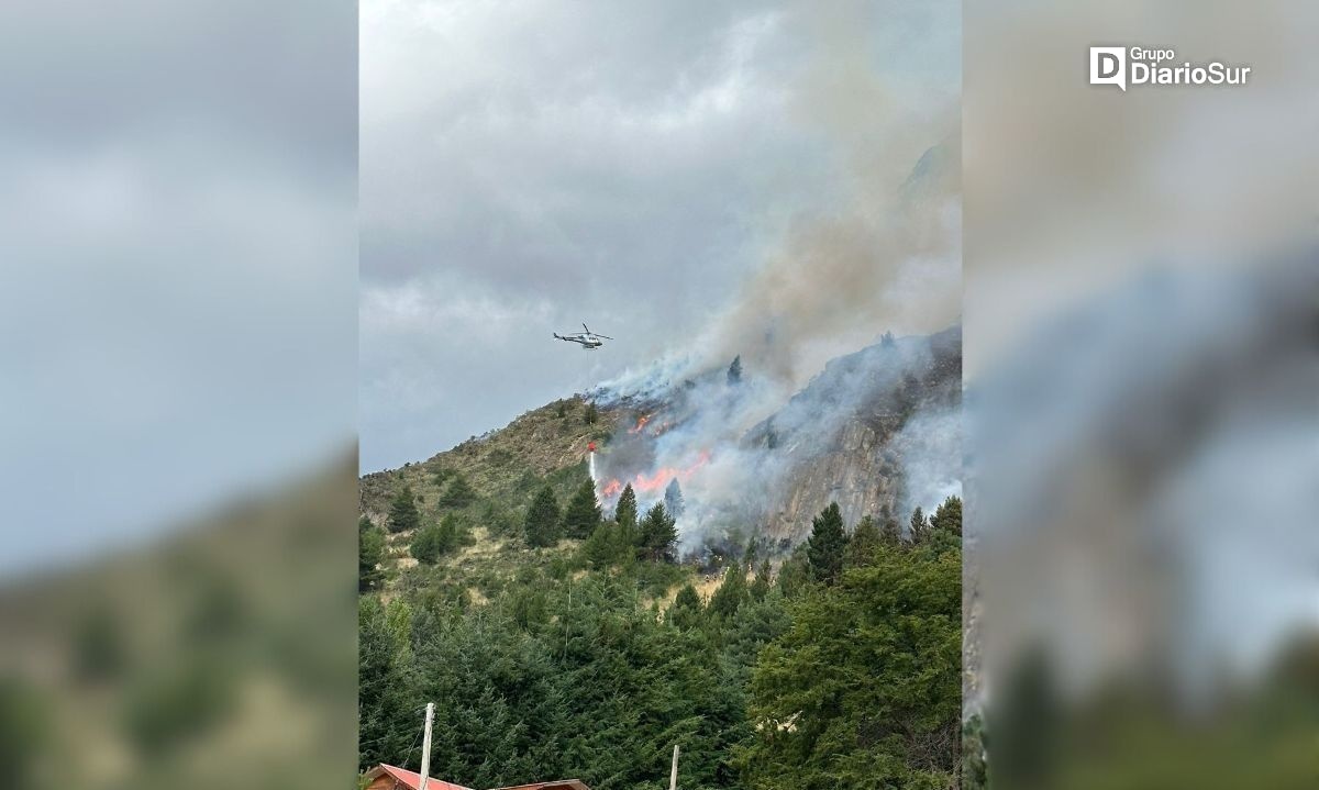 Tres helicópteros intervienen en el incendio forestal
