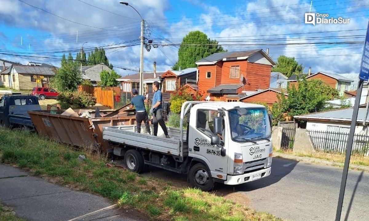 Denuncian a empresa que tiraba desechos en tolva vecinal