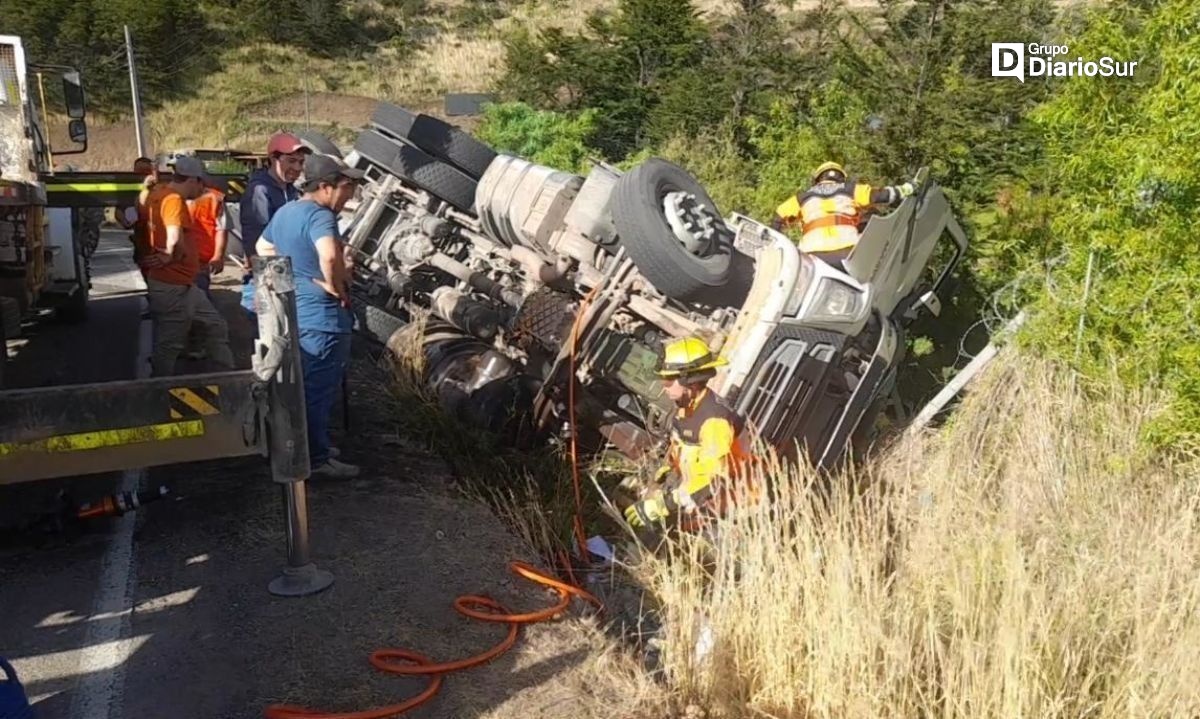 Camión volcado moviliza a unidades de emergencia