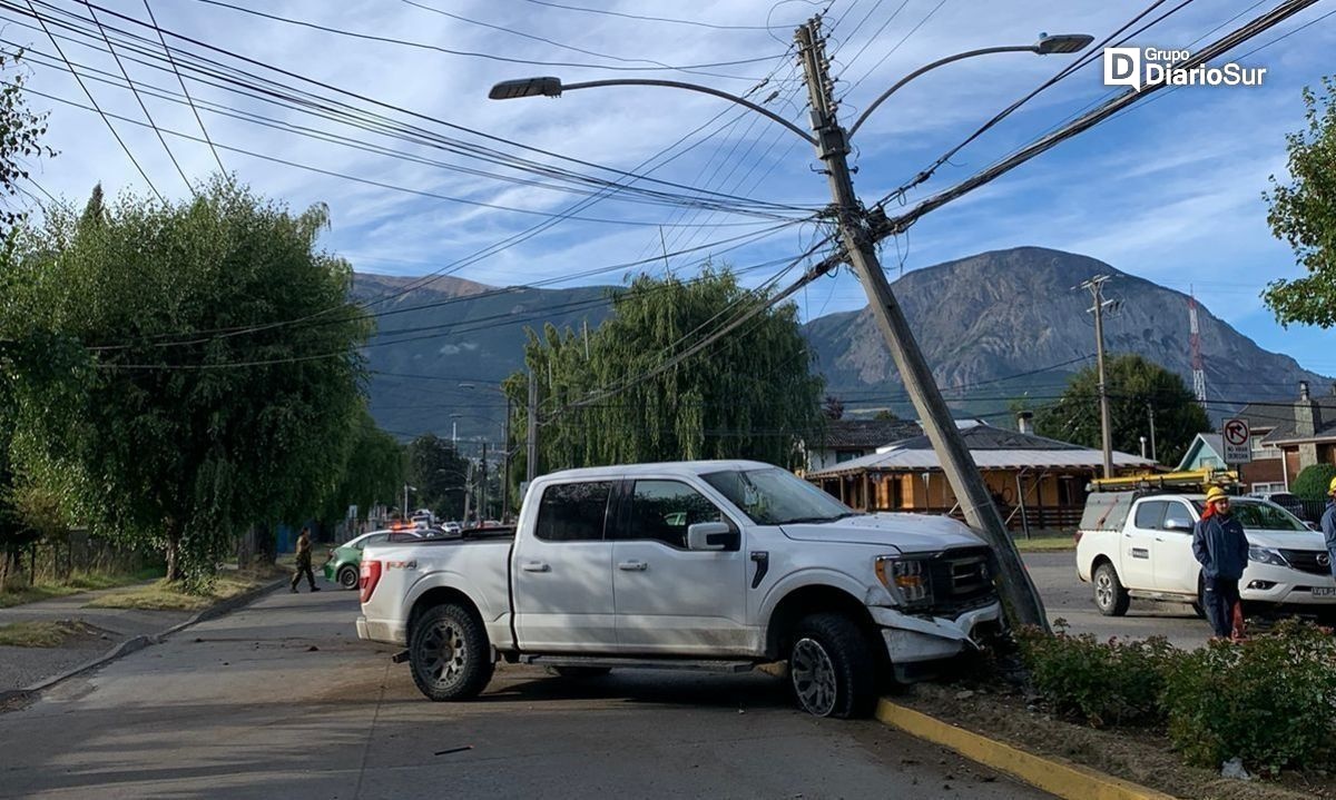 Persecución policial finaliza con colisión de vehículos