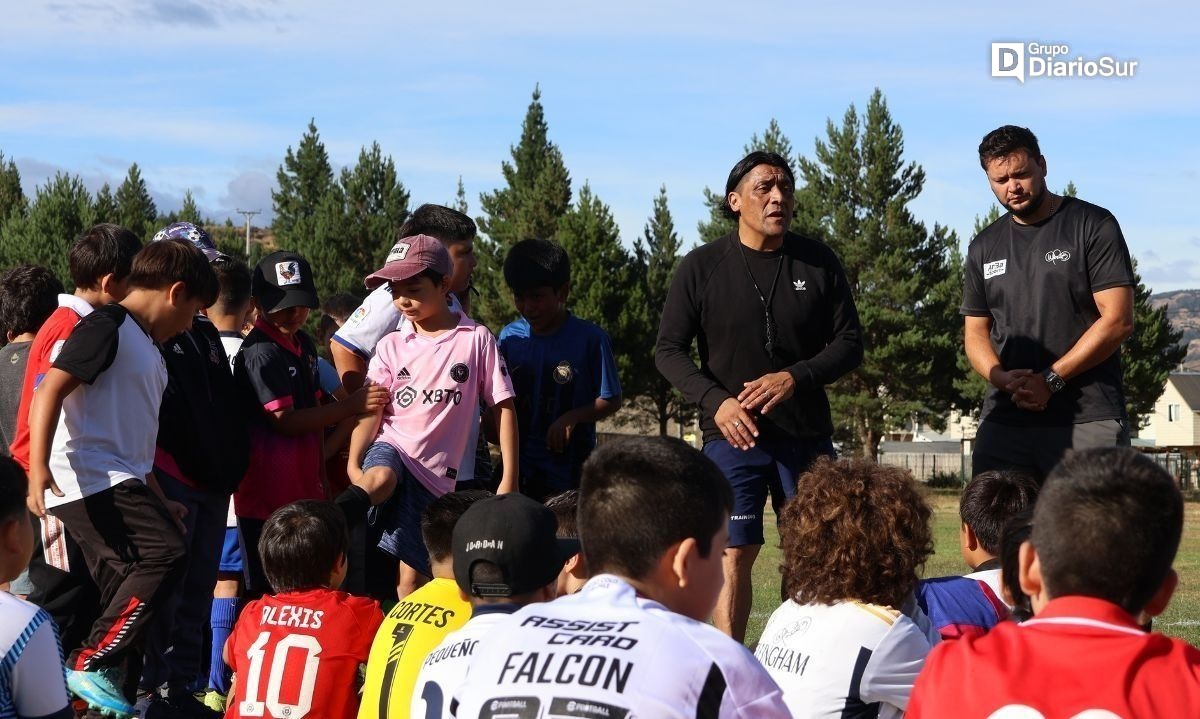 “Kalule” Meléndez y Waldo Ponce realizaron clínica de fútbol en Cochrane