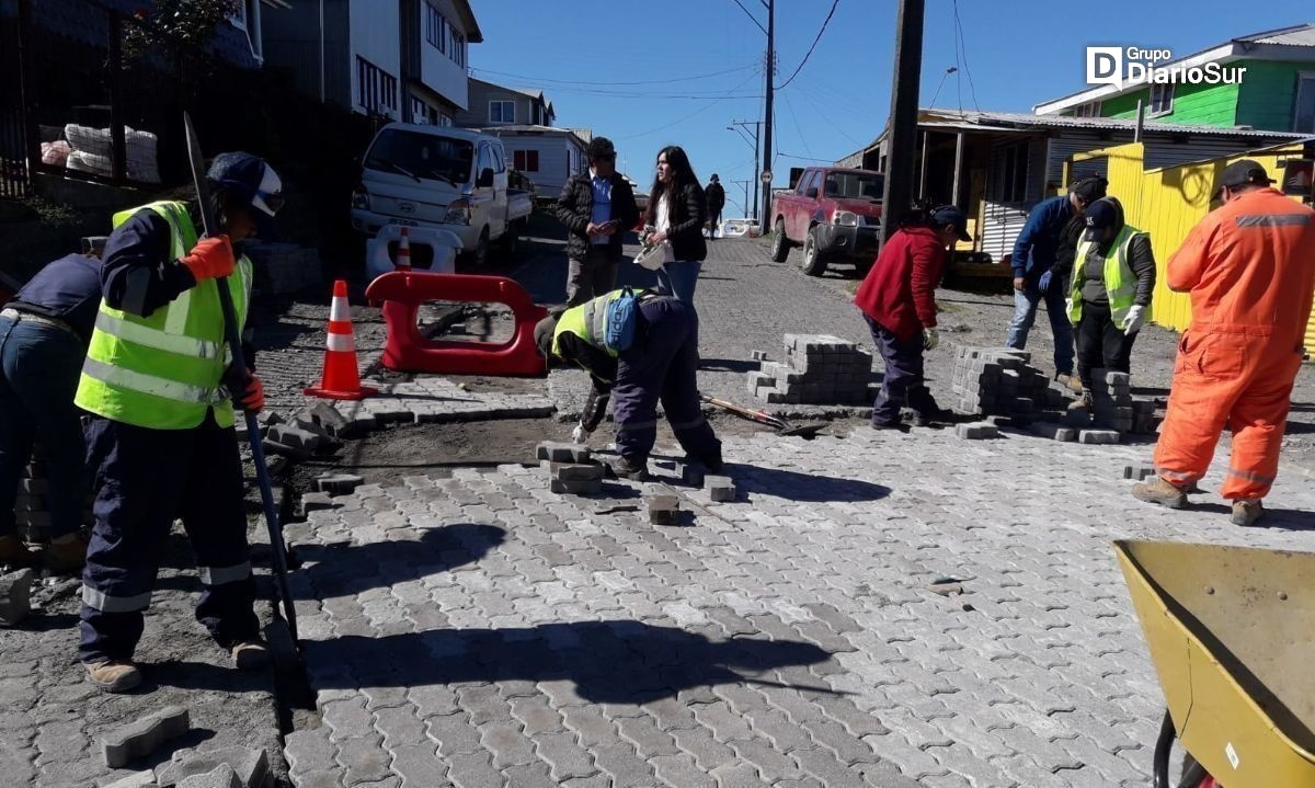 Ejecutan proyecto de arreglo de las calles de Melinka