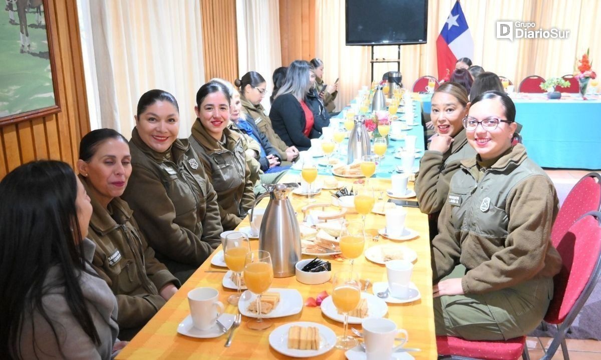 Carabineros de Puerto Aysén conmemora mujeres bajo la lluvia