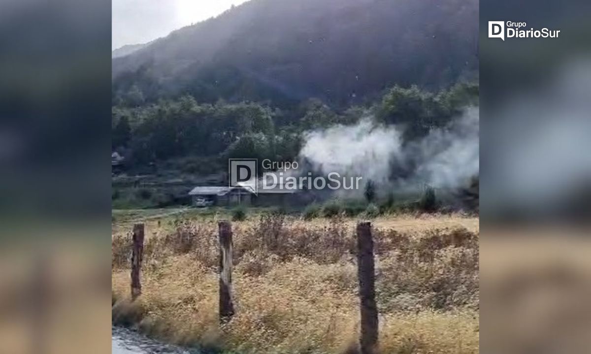 Incendio de casa-habitación camino a Lago Atravesado