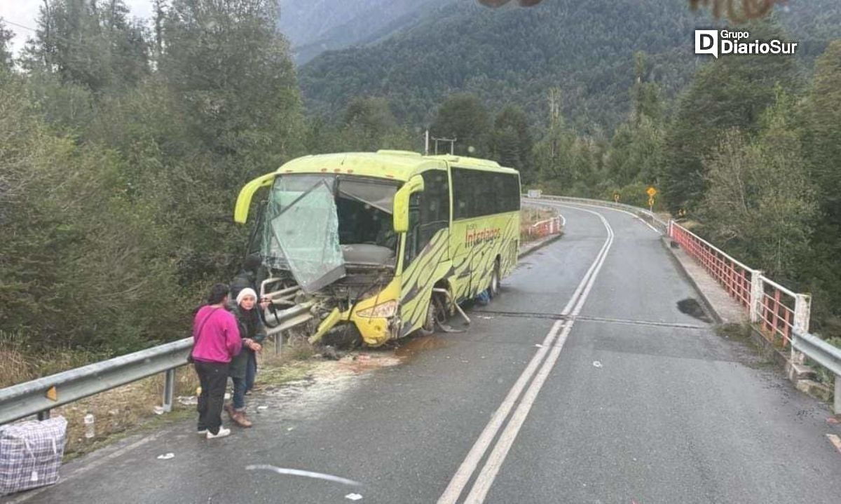 Bus chocó con barrera de contención en el límite de las regiones de Aysén y Los Lagos