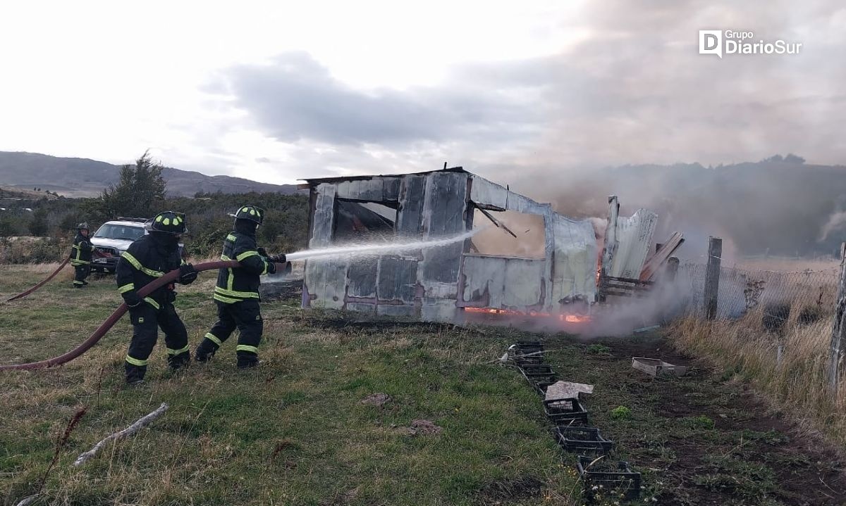 Incendio consumió galpón de parcela de El Blanco