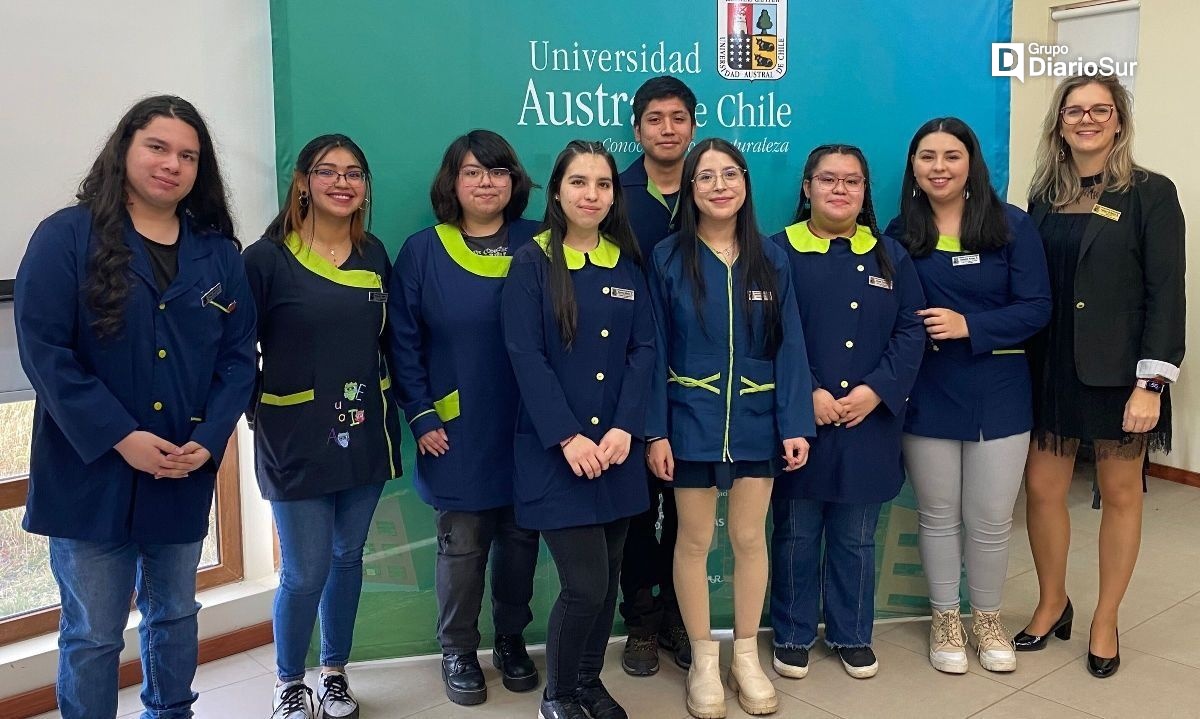 Entregan piochas a estudiantes de Pedagogía del Campus Patagonia UACh