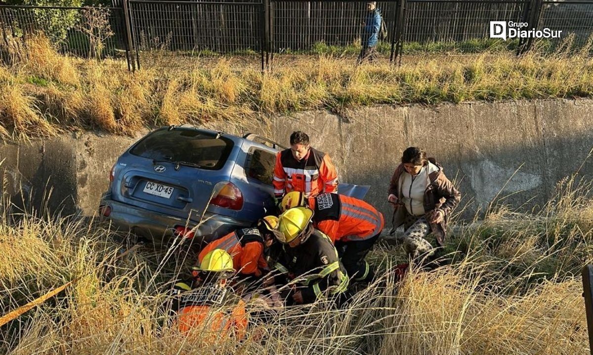 Dos lesionados tras caer vehículo a un canal