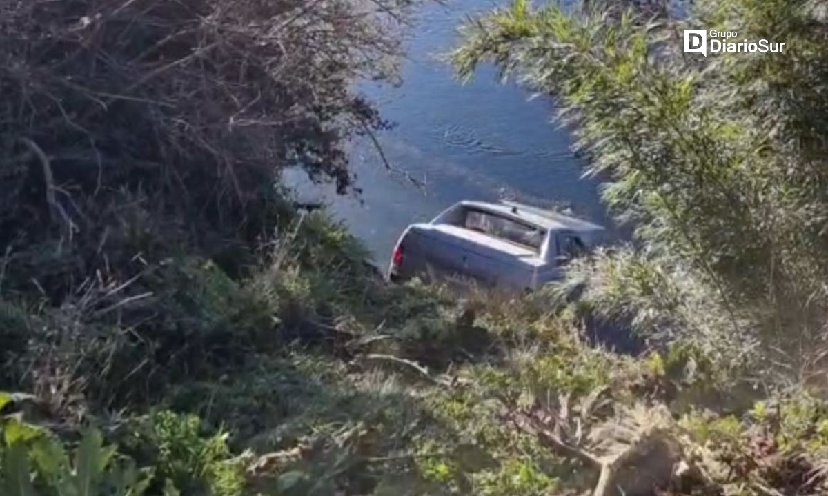 Camioneta cayó en río en ruta hacia lago Riesco