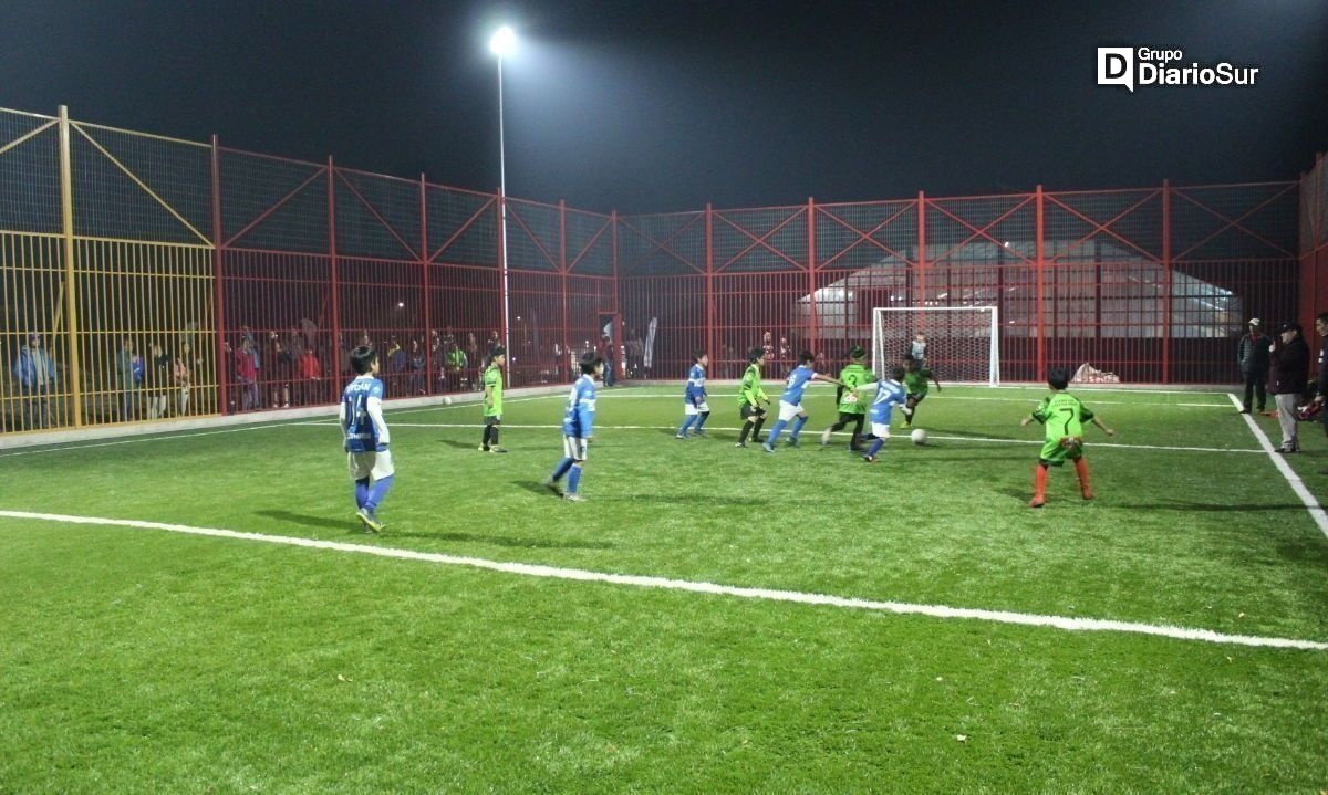 El frío no fue excusa: Campus Coyhaique y el formativo de Universidad Católica inauguran cancha municipal