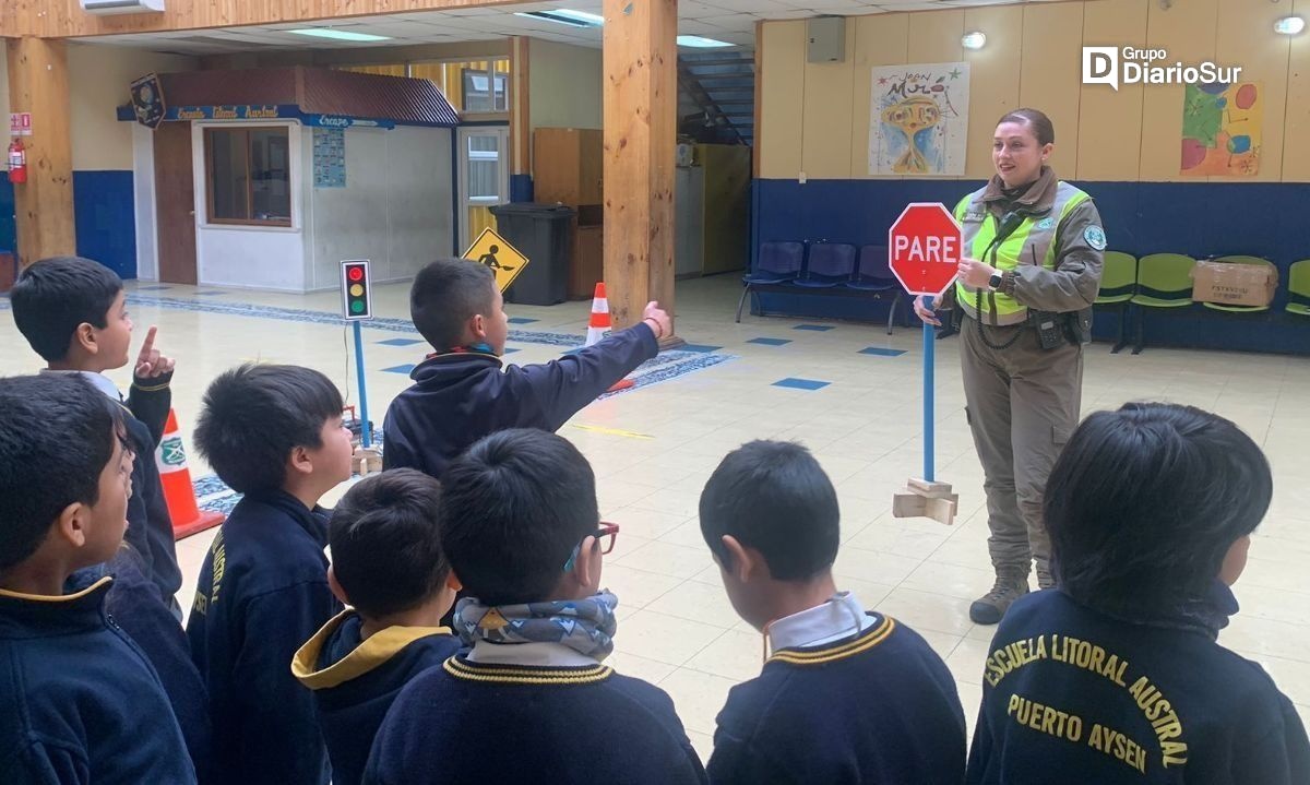 Carabineros enseñan seguridad vial en Escuela Litoral Austral