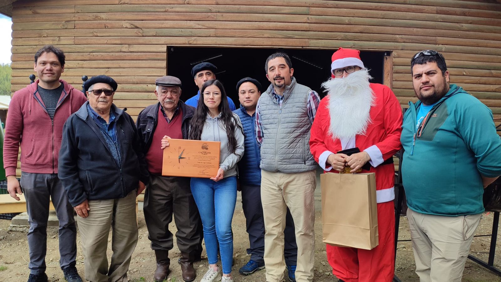 Puede ser una imagen de 7 personas y árbol